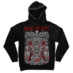 Puede incluir: Sudadera con capucha negra con un estampado gráfico de una criatura demoníaca con el texto "CEMETERY RIFT" en rojo y blanco. La capucha tiene pinchos.