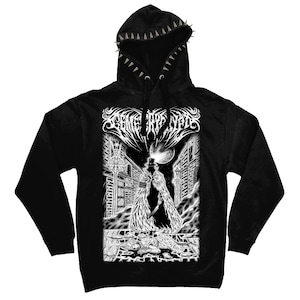 以下が含まれることがあります： 黒いパーカー。長いコートとシルクハットを身に着けた人物が街並みを背景に描かれたグラフィックプリント。フードには銀色のスパイクが付いています。「SCENE RIP LYRICS」の文字がグラフィックの上部にあります。