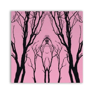 Peut inclure: Un fond rose avec une silhouette noire d'une forêt d'arbres nus. Les arbres sont disposés de manière symétrique.