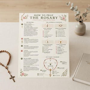 Peut inclure: Une affiche rectangulaire intitulée How to Pray the Rosary, présentant du texte, des étapes numérotées et des illustrations florales. Le guide inclut des sections pour les prières, les mystères et un schéma de chapelet, avec un chapelet en bois.