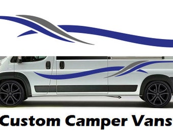 Puede incluir: Una furgoneta blanca para acampar con un diseño gráfico personalizado azul y gris en el lateral. El diseño gráfico presenta un patrón ondulado. El texto "Custom Camper Vans" se muestra debajo de la furgoneta.
