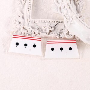Può includere: Un set di tre tazze in ceramica con finitura opaca e macchiettata. Le tazze sono nei toni del crema, grigio chiaro e grigio scuro. Ogni tazza ha un design semplice e minimalista e un manico arrotondato.