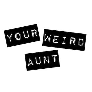 K&ouml;nnte beinhalten: Drei schwarze rechteckige Schilder mit wei&szlig;em Text. Die Schilder lauten "YOUR", "WEIRD" und "AUNT". Die Schilder sind in einem verstreuten Layout vor einem wei&szlig;en Hintergrund angeordnet.