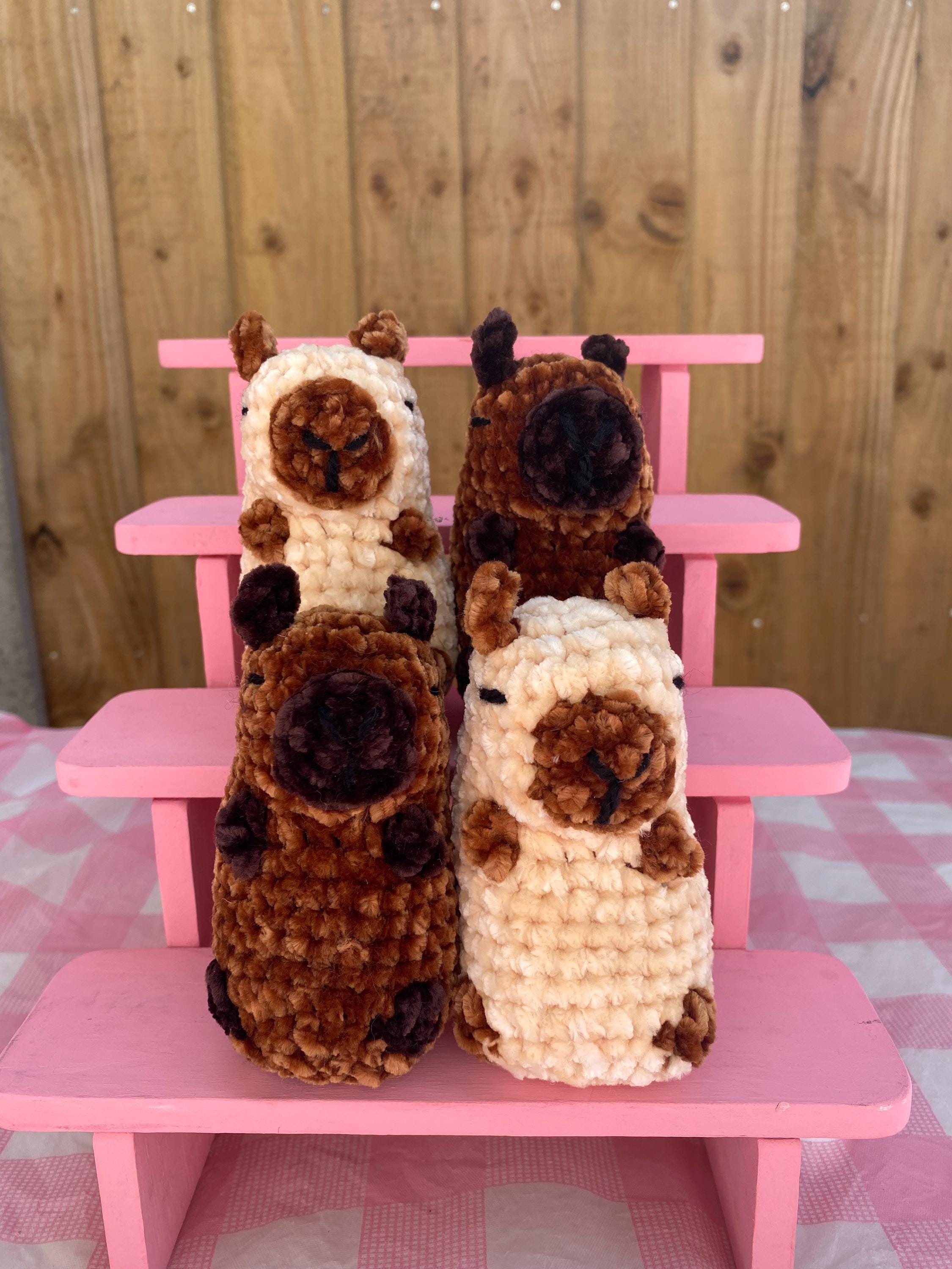 かぎ針編みのカピバラキーホルダー：手作りあみぐるみぬいぐるみ