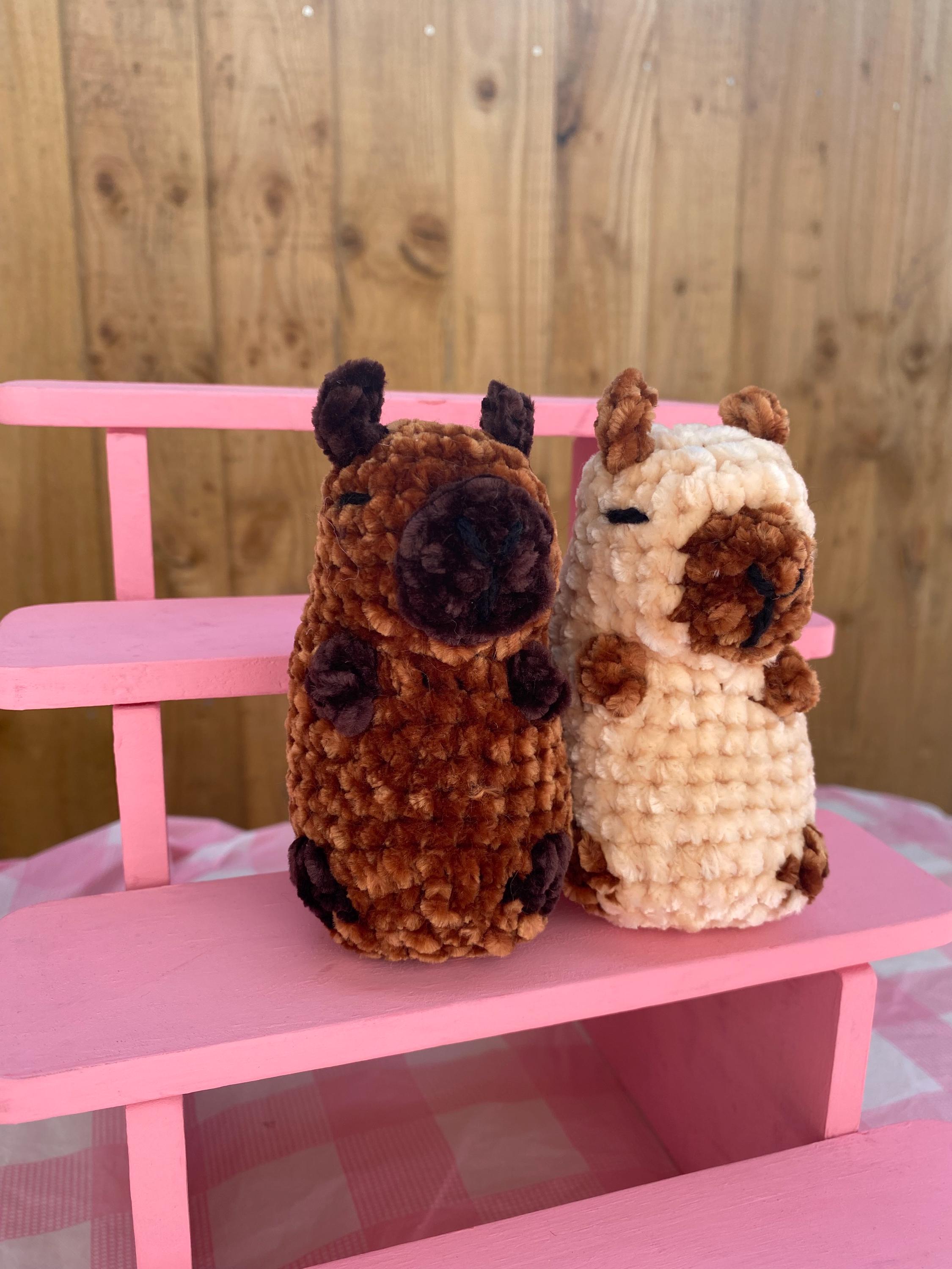 かぎ針編みのカピバラキーホルダー：手作りあみぐるみぬいぐるみ