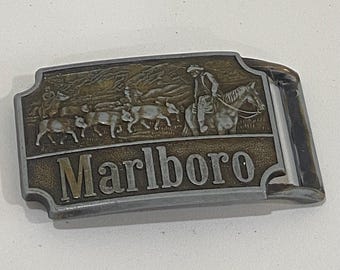 Hebilla de cinturón vintage de latón con diseño de vaquero a caballo de Marlboro, estilo Longhorn Rodeo Ranchero. Artículos de colección de cigarrillos de tabaco.