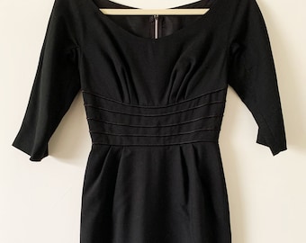 Vintage 60er Schwarzes Scoop Neck Kleid mit taillierter Taillen borte Akzente.