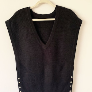 Chiusura con bottoni in maglia con scollo a V in cashmere nero dei primi anni 2000 su ogni lato