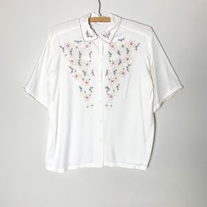 Vintage 80&#39;s White Boxy Embroidered Short Sleeve Button Up Top