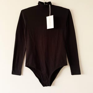 Acne Studios Svart Långärmad Bodysuit Med Häftig Halsringning Och Etikett