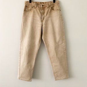 Puede incluir: Un par de pantalones vaqueros de color marr&oacute;n claro, de pierna recta, con un dise&ntilde;o cl&aacute;sico de cinco bolsillos.