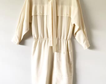 Vestido vintage de los años 70 color marfil con bolsillos y cinturón/lazo a juego, fabricado en Francia.