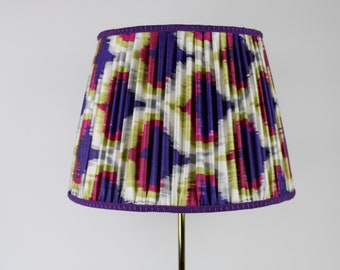 Pantalla de lámpara reunida Ikat púrpura hecha a mano