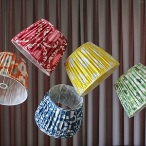 Pantalla de lámpara plisada Ikat hecha a mano personalizable Pantallas de lámpara reunidas imagen 1
