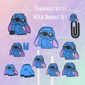 Op de afbeelding: Een verzameling blauwe accessoires met een karakterthema, waaronder een sticky note houder, telefoonstandaard, dienblad, penhouder, clicker, toppers, badge reel en een paperclip. De tekst "Flamingo Kitty Mega Bundle Set" staat bovenaan.