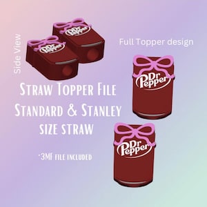 Op de afbeelding: Een digitaal bestand voor een rietjes-topper-ontwerp. De afbeelding toont twee rechthoekige toppers en twee cilindrische toppers, allemaal met een Dr. Pepper-logo en een roze strik. Tekst op de afbeelding luidt "STRAW TOPPER FILE STANDARD & STANLEY SIZE STRAW".