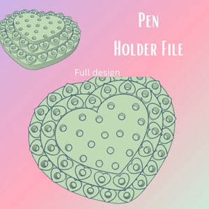 Könnte beinhalten: Ein grüner herzförmiger Stiftehalter mit mehreren Reihen kleiner herzförmiger Ausschnitte und runden Löchern für Stifte. Der Text "PEN HOLDER FILE" ist in Schwarz über dem Halter geschrieben.