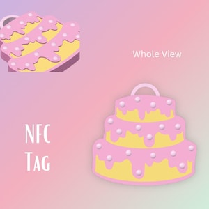 Pode incluir: Um bolo rosa e amarelo com cobertura branca e granulado. O bolo é um bolo de três camadas e tem a forma de um bolo de casamento tradicional. O bolo é uma etiqueta NFC. O texto "NFC TAG" está escrito abaixo do bolo. O texto "Whole View" está escrito acima do bolo. O texto "Side View" está escrito à esquerda do bolo.