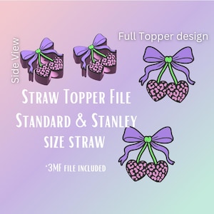 Puede incluir: Un diseño de archivo digital para adornos de pajitas. El diseño presenta un lazo morado con dos cerezas en forma de corazón con un estampado de leopardo rosa. El texto incluye "STRAW TOPPER FILE" y "STANDARD & STANLEY SIZE STRAW".