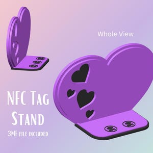 以下が含まれることがあります： 紫色のハート型のNFCタグスタンドで、小さなハートの切り抜きがあります。スタンドにはNFCタグ用のスロットが2つあります。スタンドの下には「NFC Tag Stand」と「3MF File Included」の文字が印刷されています。