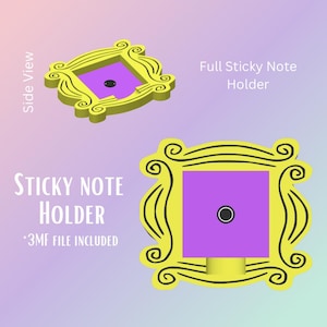 Pode incluir: Um porta-notas autocolantes amarelo e roxo com o texto "STICKY NOTE HOLDER" e "3MF FILE INCLUDED". O suporte tem um design de moldura decorativa e um centro roxo. As palavras "Full Sticky Note Holder" também são visíveis.