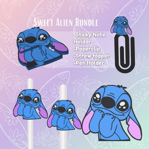Op de afbeelding: Een Sweet Alien Bundle met blauwe karakterontwerpen. De bundel bevat een notitieblokhouder, paperclip, rietjesopzetstuk en penhouder. De achtergrond is pastelpaars met surfplank- en bloemmotieven.