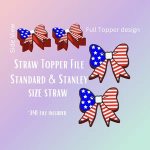 Puede incluir: Un adorno para pajitas impreso en 3D con forma de lazo rojo, blanco y azul con estrellas y rayas. El adorno está diseñado para adaptarse a pajitas de tamaño estándar y Stanley. La imagen muestra el adorno de lado y el diseño completo. El texto "STRAW TOPPER FILE STANDARD & STANLEY SIZE STRAW *3MF FILE INCLUDED" también está incluido en la imagen.