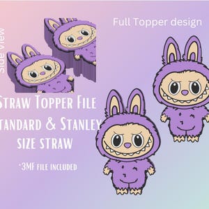 Puede incluir: Topper de paja monstruo morado con una sonrisa de dientes y orejas de conejo. El topper está diseñado para adaptarse a pajitas de tamaño estándar y Stanley. La imagen muestra el topper de frente y de lado. *Archivo 3MF incluido.