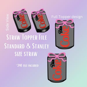 Może przedstawiać: Zestaw czterech 3D-wydrukowanych nakładek na słomki w kształcie puszki Diet Coke z różową kokardką. Nakładki są zaprojektowane tak, aby pasowały do słomek w standardowym rozmiarze i rozmiarze Stanley. Obraz przedstawia nakładki z boku i z przodu. Tekst "STRAW TOPPER FILE STANDARD & STANLEY SIZE STRAW *3MF FILE INCLUDED" jest również zawarty w obrazie.
