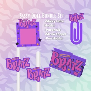 Puede incluir: Un conjunto de papelería con temática de Bratz. Incluye un soporte para notas adhesivas, un clip, un adorno para pajitas y un portalápices. Los artículos son de color púrpura, rosa y amarillo, con el logotipo de Bratz.