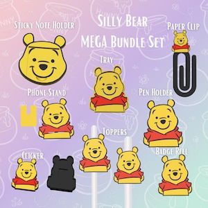 Peut inclure: Ensemble d'accessoires sur le thème de Winnie l'ourson, jaunes et rouges, comprenant un porte-bloc-notes, un support de téléphone, un plateau, un trombone, un porte-stylo, des décorations, un clicker et un enrouleur de badge. Le texte "Silly Bear Mega Bundle Set" est affiché.