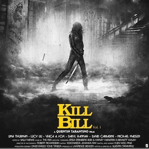 Könnte beinhalten: Ein Schwarzweiß-Poster für den Film "Kill Bill: Vol. 1". Das Poster zeigt eine Frau in schwarzer Kleidung, die ein Schwert hält und in einer dunklen, urbanen Umgebung steht. Der Titel des Films ist in gelber Schrift.