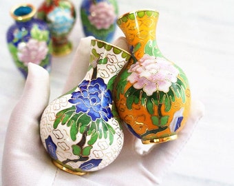 Miniature Vase with Chinese Flower Painting For Art Works and Collectibles, as Doll House Decorations, as Presents or Gifts