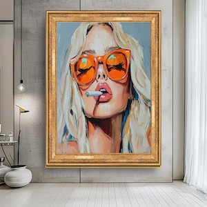 Retrato moderno de mulher em tela, estilo pop art com óculos coloridos, mulher fumando, obra de arte ousada e elegante, decoração marcante para sala de estar.