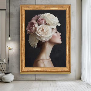 Puede incluir: Retrato enmarcado de una persona con los ojos cerrados, adornada con una corona de grandes rosas rosas pálidas y blancas. La obra presenta un fondo oscuro y un marco dorado ornamentado, creando una estética clásica.