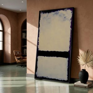 Puede incluir: Gran pintura abstracta enmarcada con un borde negro. La obra presenta un fondo color crema con una gruesa franja horizontal negra y un borde azul oscuro. La pintura está apoyada contra una pared.