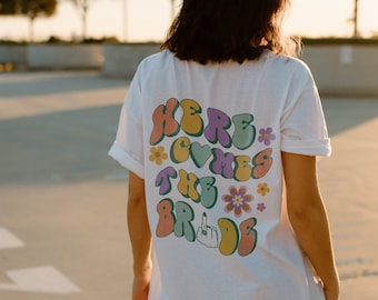 Camiseta "Aquí viene la novia", camiseta "Novia a ser", camisetas retro de despedida de soltera, camiseta Y2K con diseño de espalda, ropa Y2K, fiesta de despedida de soltera disco