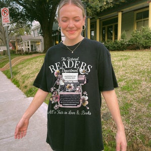 The Tortured Readers Abteilung Shirt Alls Fair in Love Shirt Dichter Shirt Literatur Shirt Booktok Buch Liebhaber Geschenk süßes Leseratten Shirt