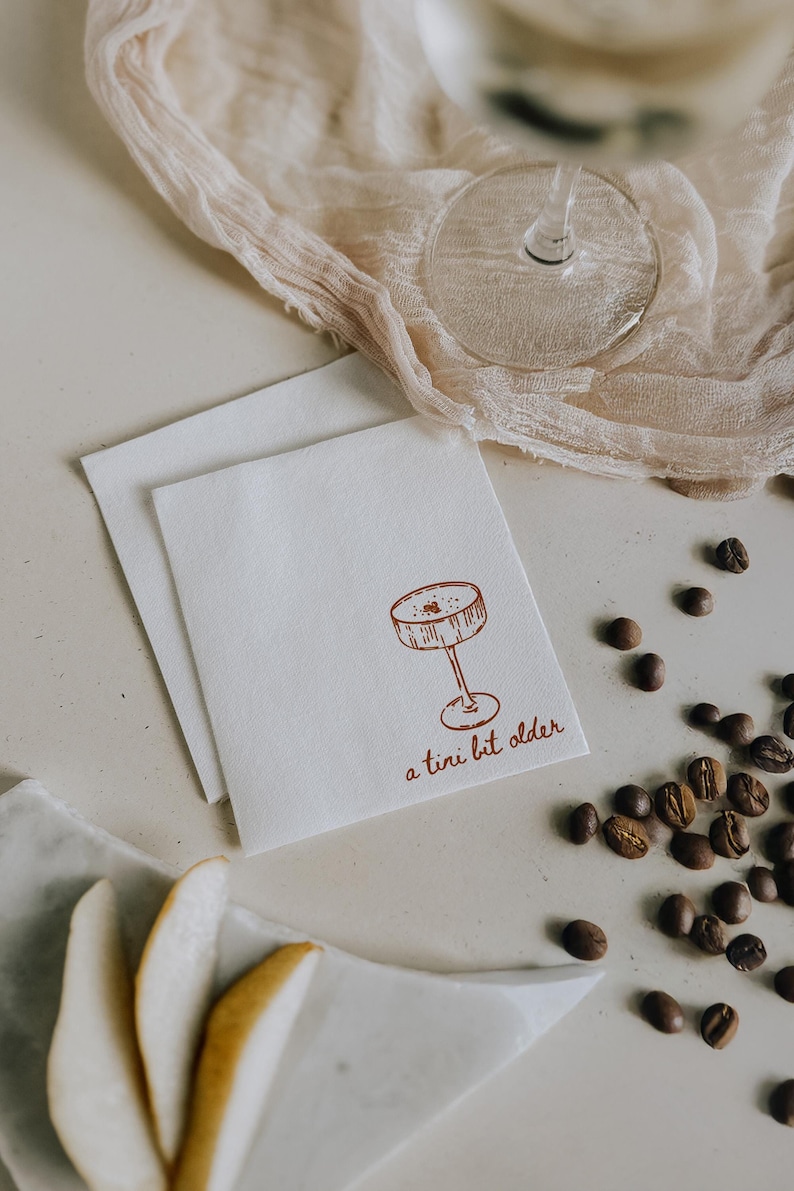 Lite äldre servetter, Dirty Thirty-servett, Espresso Martini-servetter, Cocktailservett, 30-årsdekor, 30-årspresenter i min 30-årsålder bild 1