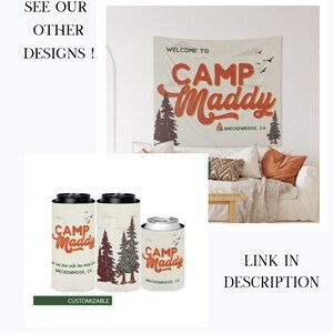 Op de afbeelding: Een set van drie personaliseerbare blikjeskoelers met een retro-ontwerp met de tekst "Camp Maddy" en een dennenboomgrafiek. De tekst "Breckenridge, CA" is ook in het ontwerp opgenomen.