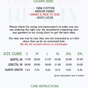 Pu&ograve; includere: Tabella delle taglie per una t-shirt di cotone unisex di Gildan. La tabella mostra le misure in pollici per larghezza, lunghezza e lunghezza della manica per le taglie S, M, L, XL, 2XL e 3XL. La t-shirt &egrave; realizzata in 100% cotone e ha un peso medio del tessuto. &Egrave; fedele alla taglia e ha un aspetto squadrato.
