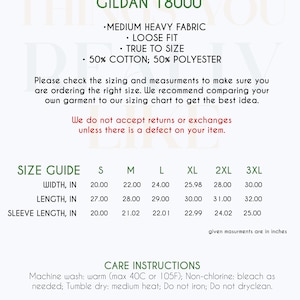 K&ouml;nnte beinhalten: Eine wei&szlig;e Grafik mit dem Text "UNISEX SWEATSHIRT GILDAN 18000". Die Grafik enth&auml;lt Gr&ouml;&szlig;enangaben in Zoll f&uuml;r Breite, L&auml;nge und &Auml;rmell&auml;nge, von S bis 3XL. Pflegehinweise sind ebenfalls enthalten.