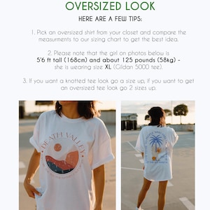 Puede incluir: Dos camisetas blancas con dise&ntilde;os gr&aacute;ficos. La primera camiseta tiene un gr&aacute;fico de una puesta de sol sobre una cordillera con el texto "Death Valley Explore the Southeastern California". La segunda camiseta tiene un gr&aacute;fico de una palmera con el texto "Stay close to people who feel the sun shine in".