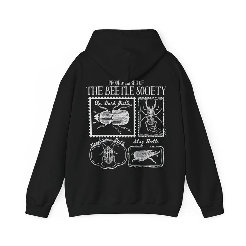 K&ouml;nnte beinhalten: Schwarzer Kapuzenpullover mit einem wei&szlig;en Grafikdruck von vier verschiedenen K&auml;ferarten mit dem Text "PROUD MEMBER OF THE BEETLE SOCIETY" auf der R&uuml;ckseite.