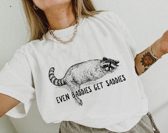 Até os vilões ficam tristes - Camiseta engraçada com estampa de guaxinim, camiseta para ansiedade, presente para adolescente que deseja melhoras, camiseta engraçada da geração Z, camiseta goblincore.