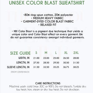 Pu&ograve; includere: Tabella delle taglie per felpa unisex Color Blast con misure in pollici per larghezza, lunghezza e lunghezza delle maniche. La tabella comprende le taglie S, M, L, XL e 2XL. Le istruzioni per la cura includono il lavaggio in lavatrice a freddo, l'asciugatura in asciugatrice a bassa temperatura e la stiratura a bassa temperatura.
