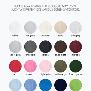 Pu&ograve; includere: Tabella colori per t-shirt Gildan, che mostra 16 colori diversi. I colori sono disposti in righe ed etichettati con i loro nomi: bianco, grigio ghiaccio, naturale, sabbia, grigio cenere, grigio sportivo, antracite, nero, cioccolato, marrone, rosso, azalea, rosa chiaro, verde militare, verde bosco, azzurro, blu carolina, blu reale, blu navy e verde lime.
