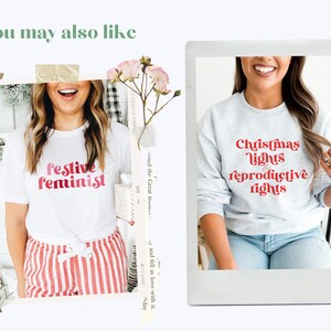 Pu&ograve; includere: Due donne indossano magliette bianche con testo rosso e rosa. La prima maglietta dice "festive feminist". La seconda maglietta dice "Christmas lights & reproductive rights".