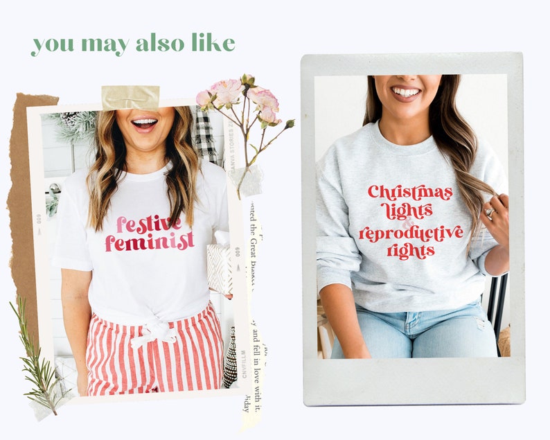 Pu&ograve; includere: Due donne indossano magliette bianche con testo rosso e rosa. La prima maglietta dice "festive feminist". La seconda maglietta dice "Christmas lights & reproductive rights".
