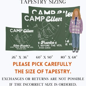Op de afbeelding: Drie groene wandtapijten met witte tekst die "CAMP Ellen" luidt en een kampeersc&egrave;ne. De wandtapijten worden in drie maten getoond: 26 inch bij 36 inch, 60 inch bij 50 inch en 80 inch bij 68 inch. De tekst onder de wandtapijten luidt: "KIES DE MAAT VAN HET WANDTAPIJT ZORGVULDIG. RUILEN OF RETOURNEREN IS NIET MOGELIJK ALS DE VERKEERDE MAAT WORDT BESTELD."